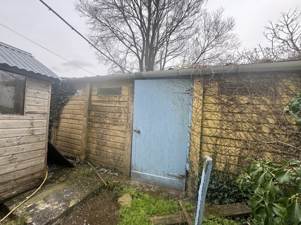 Lot: 119 - DETACHED HOUSE FOR IMPROVEMENT - Outbuilding two